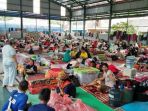 20170509ini-alasan-warga-yang-masih-bertahan-dalam-kepungan-banjir_20170509_084846.jpg