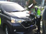 wartakota/2017101242-kendaraan-terjaring-razia-sirine-dan-rotator-di-serpong_20171012_164401.jpg