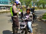 20171101dua-jam-razia-153-kendaraan-kena-tilang-di-tangsel_20171101_154810.jpg