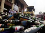 20180514berita-foto-ribuan-botol-miras-sampai-narkotika-dimusnahkan-di-polsek-palmerah2_20180514_164958.jpg
