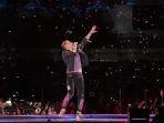 Aksi-panggung-grup-band-asal-Inggris-Coldplay-saat-menghibur-penonton.jpg