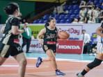 Aksi-pemain-tim-basket-SMA-Santa-Ursula-jersey-hijau.jpg