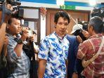 Aktor-Edward-Akbar-saat-hadiri-gugatan-sidang-cerai-istrinya-Kimberly-Ryder-di.jpg