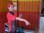 Anas-menunjukkan-lokasi-pembeli-dikalungi-celurit-oleh-OTK.jpg