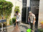 Anggota-Satpol-PP-DKI-Jakarta-melakukan-aksi-bersih-bersih-gereja-pada-Kamis-22122022.jpg