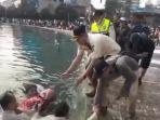 Anggota-Satpol-PP-DKI-Jakarta-saat-melakukan-aksi-heroik.jpg