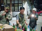 Anggota-Satpol-PP-Karawang-razia-sejumlah-toko-kelontong-jual-minuman-keras-miras.jpg