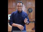 wartakota/Anies-Baswedan-menjelaskan-perihal-tongkat-yang-dimilikinya.jpg