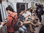 Anies-Baswedan-pamer-naik-MRT.jpg