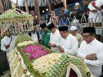 Anies-Baswedan-ziarah-di-makam-Sunan-Gresik.jpg