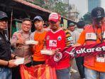 Aparat-Polsek-Setiabudi-bagikan-nasi-box-gratis-kepada-suporter-Persjia-untuk-berbuka-puasa.jpg
