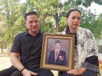 Ari-Wibowo-dan-Ira-Wibowo-hadiri-pemakaman-mendaiang-ayahnya-di-TMP-Kalibata.jpg