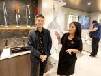Arsitek-ternama-Riri-Yakub-kunjungi-botth-GB-Sanitaryware-di-pameran-Indo-Build-Tech-2024.jpg