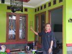 Asep-Yudi-Kurniawan-menunjukkan-lokasi-pencurian-burung-di-rumahnya.jpg