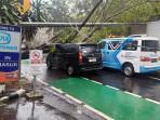 Avanza-tertimpa-pohon-tumbang-di-Jalan-DI-Panjaitan-Cawang-Jatinegara-Jakarta-Timur.jpg
