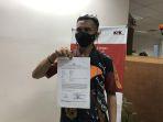 Ayah-dari-FAP-Erick-Nur-Arifin-46-ketika-menunjukan-pelaporan-polisi.jpg