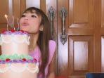 Ayu-Dewi-mendapatkan-kue-ulang-tahun-berukuran-besar.jpg