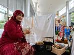 BATIK-DEPOK-Ketua-IPPB-Depok-Ambar-membuat-batik-khas-Depok.jpg
