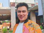 Baim-Wong-beri-keterangan-soal-ibu-ibu-yang-tiduran-di-depan-kantornya.jpg