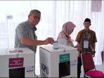 Benyamin-Davnie-saat-mencoblos-di-Pilkada-2024.jpg