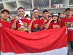 Bimbing-Herwanto-kedua-dari-kiri-datang-ke-SUGBK-untuk-mendukung-Timnas-Indonesia.jpg