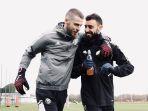 Bruno-Fernandes-bercanda-dengan-David-De-Gea.jpg