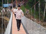 Bupati-Bogor-Rudy-Susmanto-sedang-mencoba-jembatan-bailey-di-Desa-Kopo.jpg