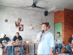 Calon-Walikota-Depok-nomor-urut-2-Supian-Suri-baju-biru-berdiri.jpg
