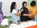 Chef-Farah-mengajarkan-ibu-ibu-membuat-ayam-bumbu-seblak.jpg