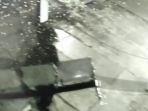 Cuplikan-layar-cctv-pencurian-kursi-tunggu-nasabah-di-kantor-Pegadaian-Jalan-Kelapa-Dua-Wetan.jpg