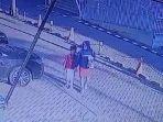 Cuplikan-layar-video-kamera-cctv-yang-merekam-pelaku-tengah-membawa-korban.jpg