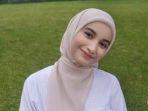 Cut-Intan-Nabila-sempat-memberikan-kode-4-jari.jpg