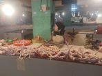 DAGING-AYAM-Sutinah-pedagang-ayam-potong-di-Pasar-Cibubur-Ciracas-Jaktim.jpg