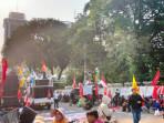 DEMO-HARI-TANI-Suasana-aksi-unjuk-rasa-di-kawasan-Patung-Kuda-Gambir.jpg