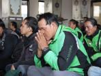 DOA-BERSAMA-Suasana-doa-bersama-sejumlah-ojol-di-masjid-Polres-Metro-Jakarta-Barat.jpg