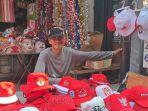 Danil-56-pedagang-topi-kemerdekaan-RI-di-Pasar-Pagi-Asemka-Jakarta-Barat.jpg