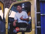 Dedi-Mega-sopir-truk-asal-Kalimantan-yang-viral-menyanyikan-lagu-dengan-logat-jawa-medoknya.jpg