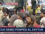 Demo-atau-unjuk-rasa-di-depan-Ponpes-Al-Zaytun-Indramayu-Jawa-Barat-pimpinan-Panji-Gumilang.jpg