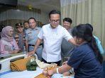 Dony-Oskaria-menjenguk-korban-kecelakaan-di-TolCipularang.jpg