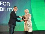 Ema-Suranta-nasabah-PNM-Mekaar-meraih-penghargaan-pada-ajang-Mata-Lokal-Award-2025.jpg