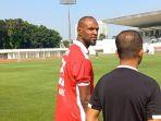 Eric-Abidal-memantau-para-pemain-muda-Indonesia-dari-pinggir-lapangan-Stadion-Madya-Senayan.jpg