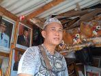 Faturrohman-pedagang-figura-dan-foto-Prabowo-Gibran-di-Pasar-Baru.jpg