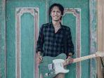 Foto-Eross-Sheila-On-7-bersama-gitar-yang-dilelangnya.jpg