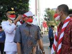 Ganjar-Pranowo-menyematkan-hasduk-merah-putih-di-kepala-Joko-Priyono.jpg