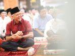 Ganjar-Pranowo-saat-mengikuti-salat-Isya-dan-tarawih-keliling-di-Gedung-DPRD-Jawa-Tengah.jpg