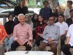 Ganjar-dan-Mahfud-Kompak-Pakai-Kemeja-Kotak-kotak-Hadiri-Diskusi-Seniman-di-Blok-M.jpg