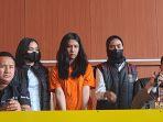 Gischa-Debora-Aritobang-baju-oranye-jadi-tersangka-kasus-penipuan-tiket-konser-Band-Coldplay.jpg