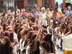 Gubernur-Ganjar-Pranowo-di-di-SMA-Negeri-1-Kudu.jpg