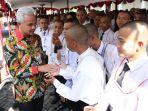 Gubernur-Jateng-Ganjar-Pranowo-bersama-peserta-magang-lulusan-SMK-ke-Jawa-Tengah.jpg
