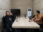 Gubernur-Jateng-Ganjar-mencoba-ruang-podcast-di-Perpustakaan-Kendal.jpg